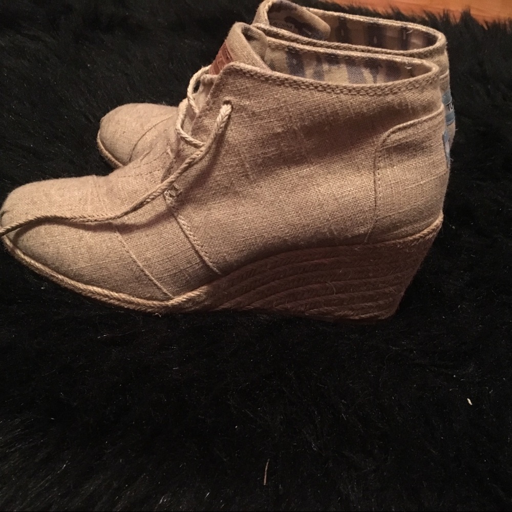 Toms desert wedge booties